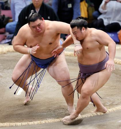 九州場所８日目、３大関が白星　大の里は６勝目、１敗に４人