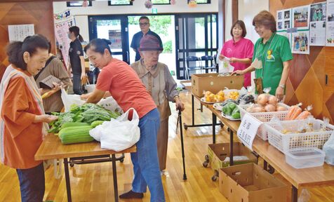 開店と同時に完売！ 「新城商店」高齢者に好評　沖縄・宜野湾市の新城区自治会、公民館で野菜など販売