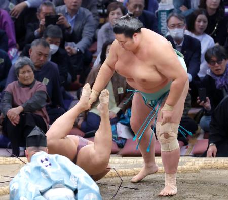 九州場所、豊昇龍と琴桜が９勝目　大の里、大栄翔に寄り切られ３敗