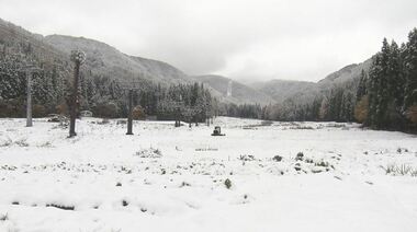 雪の朝　住民は今季初の雪かき　スキー場は待望の積雪　山頂エリアは40センチ　ゲレンデ整備し11月30日オープン予定　