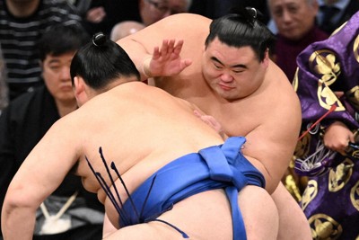 隆の勝、新大関の持ち味封じた「とっさ」の策　大相撲九州場所