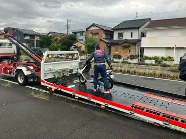 大型トラックで原付に衝突も走り去る…男性は搬送先の病院で死亡を確認　トラック運転手の男を緊急逮捕