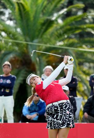 桑木志帆が首位、竹田麗央２位　女子ゴルフ最終戦第１日