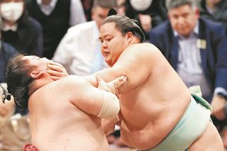 気迫の琴桜、終盤戦も崩れない　1敗保ち首位守る　祖父・琴桜と縁、北の富士さんに「よい報告届けたい」