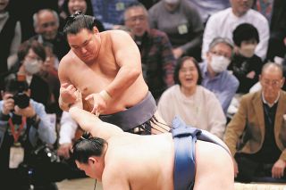 土俵を包む「応援合戦」…大関同士の一番を制したのは豊昇龍　大の里びいきからも「やっぱりすごい」の声