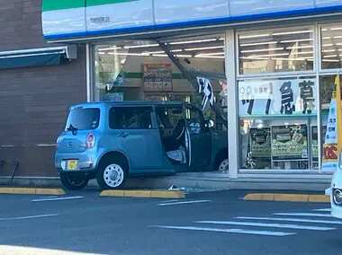 【速報】コンビニに軽自動車突っ込む「ブレーキとアクセル踏み間違えた」運転の60代女性や客にケガなし