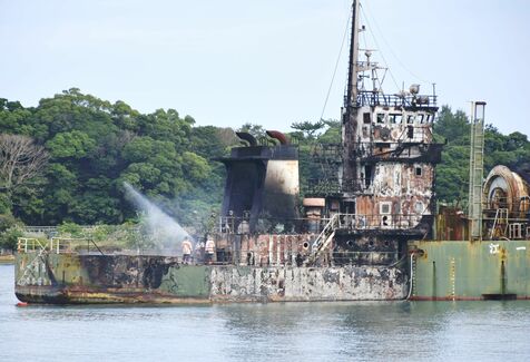 羽地内海の放置船が鎮火　けが人なし、油の流出も確認されず　沖縄・今帰仁村