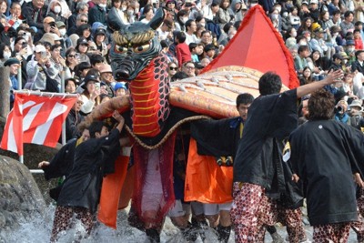 「ガメ」勇壮、水しぶき　ユネスコ無形文化遺産「八代妙見祭」　熊本