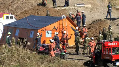 首都直下型地震を想定…東京消防庁の全職員1万8000人や消防団員が参加の地震想定訓練　陸上自衛隊などと土砂崩れでの救助活動の手順を確認