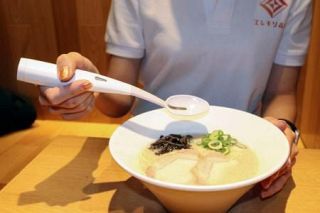 一風堂、電気スプーンで塩分オフ　３０％、ラーメン限定発売