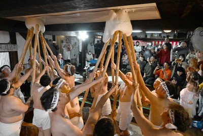 「あげろ、餅あげろ、天竺までも」　山形で師走の風物詩「裸餅つき」