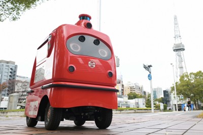 配送ロボット「デリロ」　公道で実証実験　遠隔監視でイチゴ運ぶ