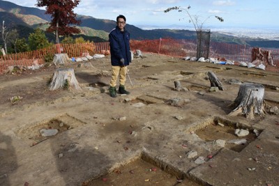 軍師・竹中半兵衛の御殿か　菩提山城跡の山頂に礎石10基　岐阜