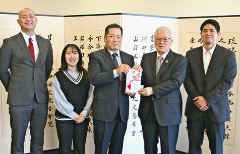 ［未来支える］子ども支援　継続強調　総合包装、３０万円寄付