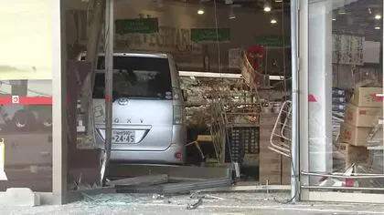 「踏み間違えで突っ込んだ」開店直前のスーパーに車突っ込む  高齢男性が運転 けが人なし〈仙台〉