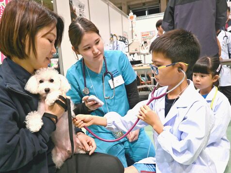 仕事体験に夢中　那覇でキッザニア