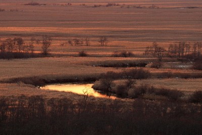 夕焼け映し光る湿原　変化する川面に悠久の時　北海道・細岡展望台