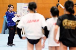 体操女子「ロス五輪団体メダル」　村上茉愛新本部長が合宿初指導