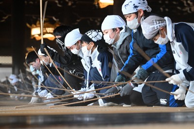 横一列にバチバチと畳たたき　京都の東西本願寺で恒例のすす払い