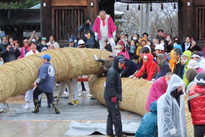 重さ3トン　50人がかりで大しめ縄掛け替え　福岡・宮地嶽神社