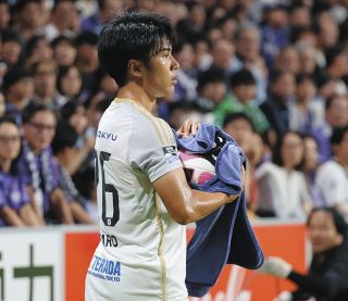 なぜボールに水をかけ、主審に何と言われたのか　町田ゼルビアはサッカーJ1に新風と物議を巻き起こした