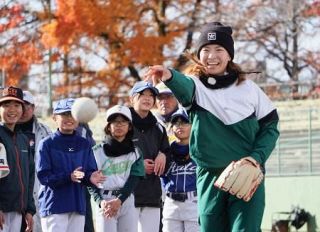 ゴルフ渋野日向子「頑張る活力」　地元・岡山でソフトボール大会